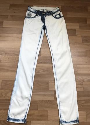 Лёгкие джинсы на девочку tartarigo 152р