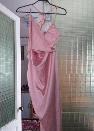 Ніжна атласна сукня рожевого кольору1 фото