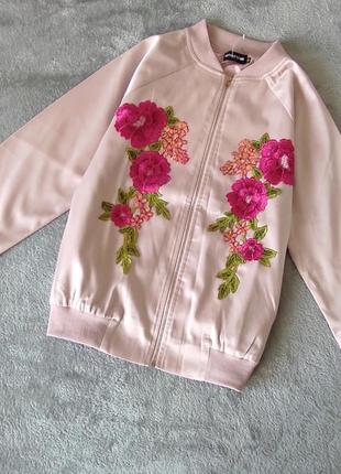 Бомбер вітровка з нашивками pretty little thing