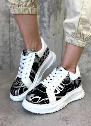 Чорнобілі кросівки з срібним декором та масивною підошвою2 фото