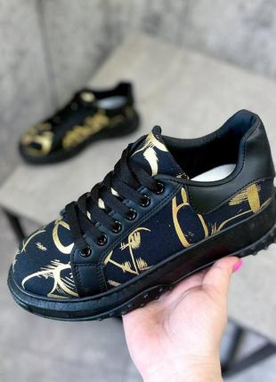 Чорні кросівки з золотим декором на масивній підошві6 фото