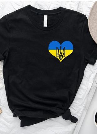 Мужская и женская патриотическая футболка с принтом сердце украины герб1 фото