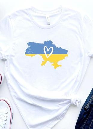 Чоловіча та жіноча патріотична футболка з принтом карта україни з сердечком1 фото