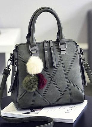 Качественная женская сумка через плечо с меховым брелком пампоном, сумочка с меховыми шариками эко кожа1 фото