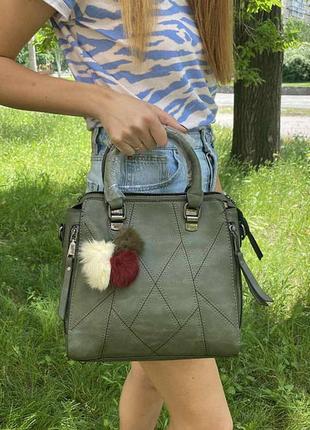 Качественная женская сумка через плечо с меховым брелком пампоном, сумочка с меховыми шариками эко кожа6 фото