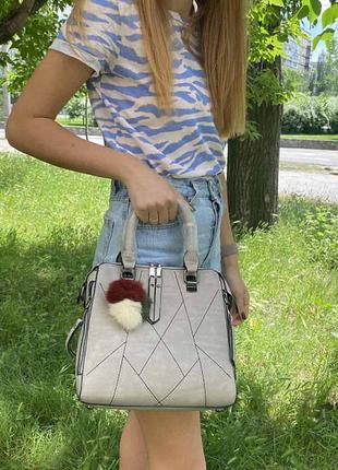 Качественная женская сумка через плечо с меховым брелком пампоном, сумочка с меховыми шариками эко кожа8 фото