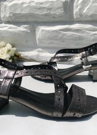 Босоножки женские темное серебро на маленьком устойчивом каблуке1 фото