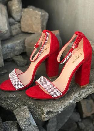Босоножки женские красные замшевые на устойчивом каблуке со стразами6 фото