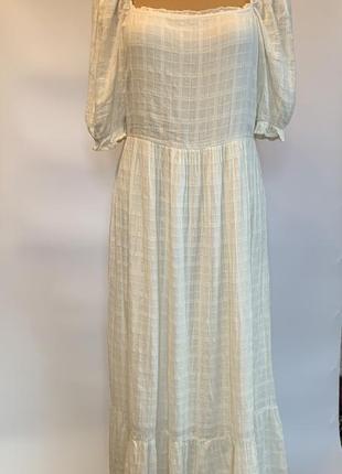 Красивое платье с пышным рукавом