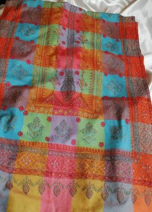 Яскравий шарф з вишивкою