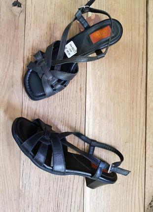 Женские кожаные босоножки