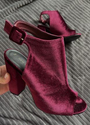 Бордовые туфли с открытым носиком2 фото