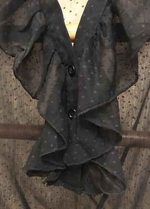 Очень красивая и стильная блузка чёрного цвета с рюшами.