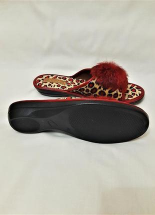 Шльопанці на танкетці домашні леопардове забарвлення беж червоне оксамит помпо натуральне хутро жін8 фото