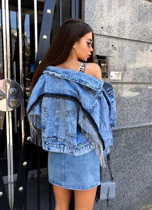 Женская джинсовая куртка оверсайз с бахромой из цепочек на спине1 фото