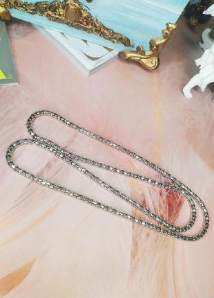 Довгий сріблястий ланцюжок