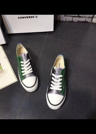 Яскраві кольорові кеди converse