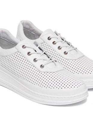 Білі кросівки літні