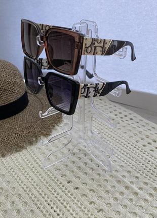 Чорні окуляри тренд 2022