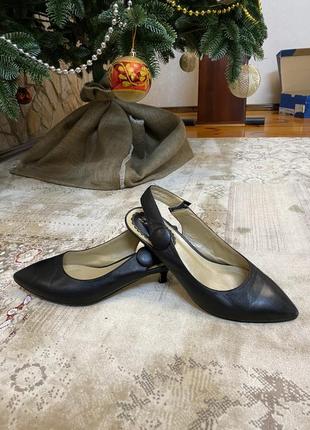 Кожаные туфли на маленьком каблучке