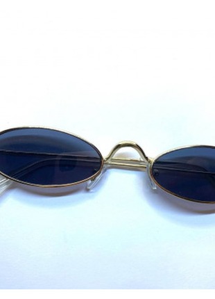 Солнцезащитные очки в ретро стиле чёрные в золотистой оправе унисекс3 фото
