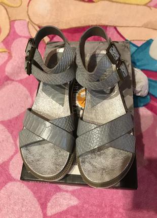 Босоніжки mustang 35-36,шкіра!