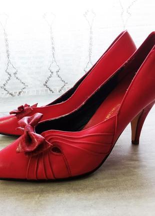 Жіночі, натуральні шкіряні, червоні туфлі, човники, з декором бантом4 фото