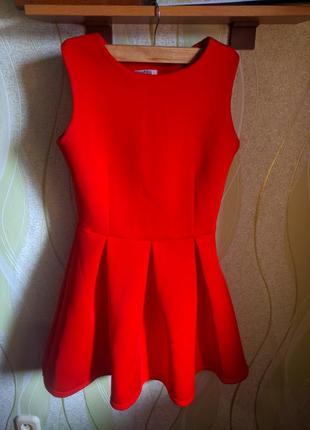 Гарне яскраве плаття