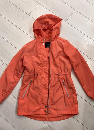 Продам куртку легку дощовик 10 років 140 см модний