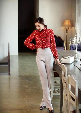 Дуже красива блузка з гудзиками-перлинам в горошок