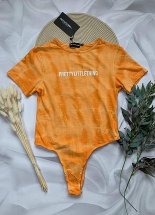 ✨принтований оранжовий боді з коротким рукавом та надписом prettylittlething✨