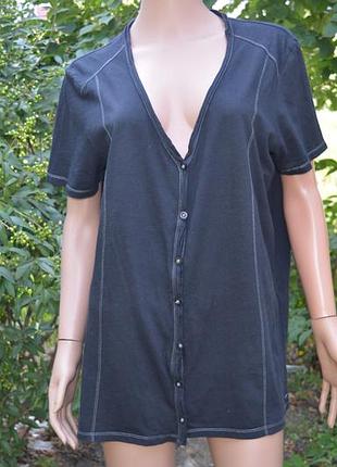 Трикотажная кофточка с обрезным краем.