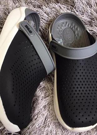 Скидка!Деталі класичних шльопанців crocs white Feel The Positivity,крокси сабо лайт райд клог