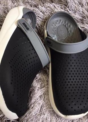 Скидка!Деталі класичних шльопанців crocs white Feel The Positivity,крокси сабо лайт райд клог