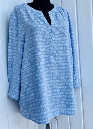 Яскрава блуза-сорочка лавандо-блакитного кольору з принтом .