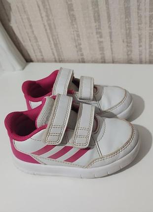 На дівчинку