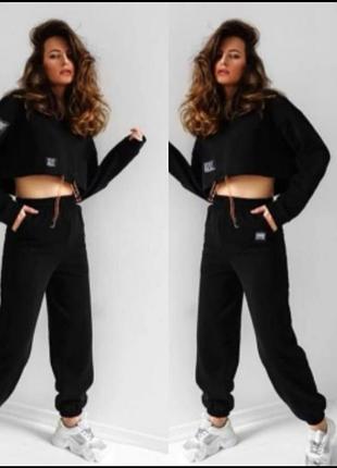Жіночий спортивний костюм