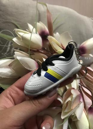 Яскравий брелок-сувенір кросівок-білий