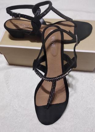 Босоніжки жіночі