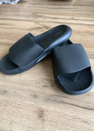 Тапки шльопанці шльопанці crocs yezzy тапочки в'єтнамки крокси