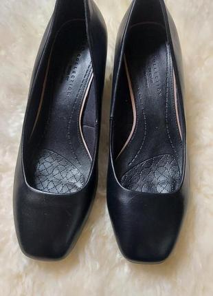 Женские кожаные туфлм на блочном устойчивом каблуке с квадратным носом  m&s1 фото