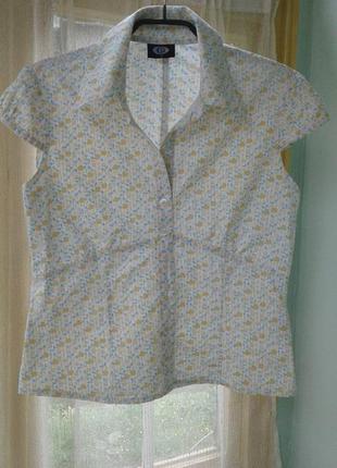 Світла бавовняна сорочка з коротким рукавом.