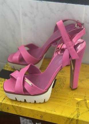 Босоніжки,натуральна шкіра.