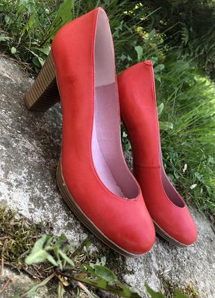 Туфли кожаные красного цвета.