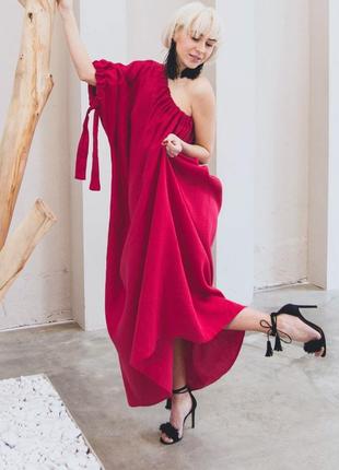 Красное платье оверсайз на одно плечо в стиле бохо из натурального льна1 фото