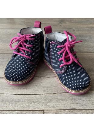 Шкіряні черевички на рожевій підошві