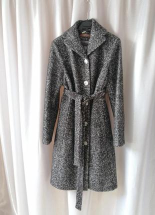 Пальто деми  букле с боковыми карманами  80%wool.7%cashmere.13%nylon розмір: 48 ширина плечей: 39 см