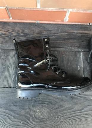 Ботинки на низком каблуке из лакированной кожи на шнурках чёрный3 фото