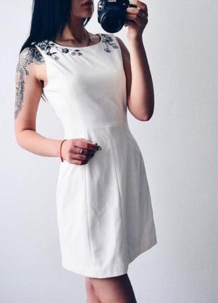 Шикарное белое платье