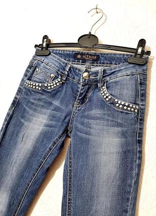 Actbins брендовые синие  джинсы на девочку декор кристаллы в металле3 фото